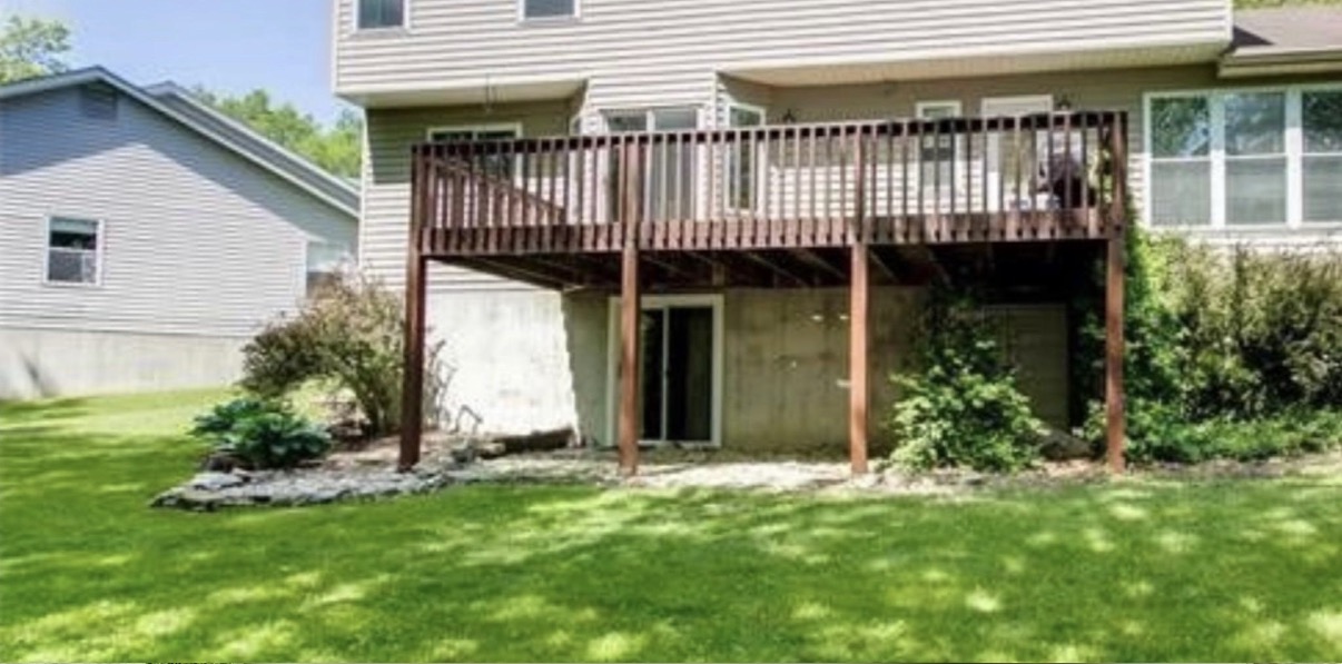 Old wood deck with spindle rails before rebuild